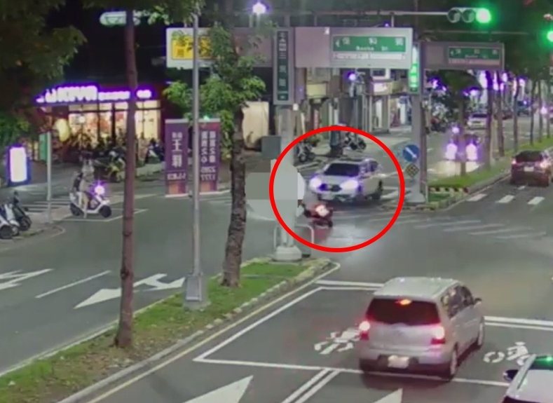 新北市蘆洲區3日晚間7時許,1輛機車高速從三民路直接左轉保和街,與對向直行休旅車對撞,18歲騎士頭部重創當場失去生命徵象,送醫手術救回,但昏迷指數只有3,迄今仍在加護病房尚未脫險。記者林昭彰/翻攝 新北市蘆洲區3日晚間7時許,1輛機車高速從三民路直接左轉保和街,與對向直行休旅車對撞,18歲騎士頭部重創當場失去生命徵象,送醫手術救回,但昏迷指數只有3,迄今仍在加護病房尚未脫險。記者林昭彰/翻攝