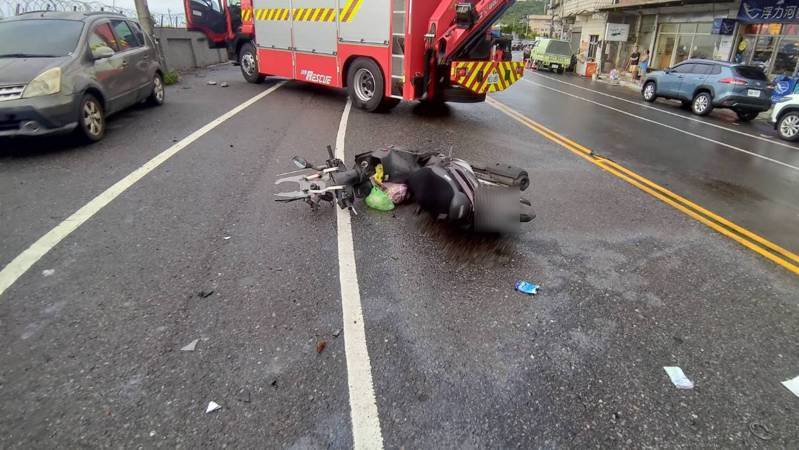 疑天雨路滑汽車失控衝對向撞3汽機車，一名女騎士OHCA，搶救中。記者游明煌／翻攝