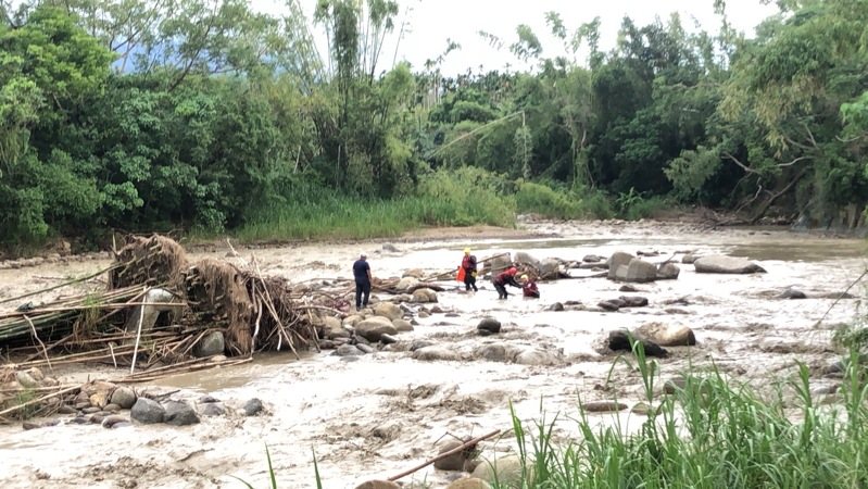 嘉義縣中埔鄉沄水溪今天午後降雨暴漲，50多歲男性釣客受困沙洲無助求援。圖／嘉義縣消防局提供