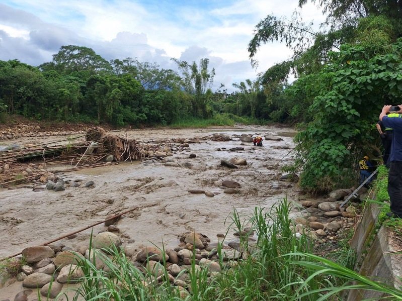 嘉義縣中埔鄉沄水溪今天午後降雨暴漲，50多歲男性釣客受困沙洲無助求援。圖／嘉義縣消防局提供