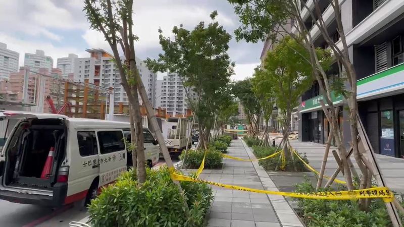 楊堤安墜落在人行道上,警方圍起封鎖線採證。記者黃子騰/翻攝 楊堤安墜落在人行道上,警方圍起封鎖線採證。記者黃子騰/翻攝