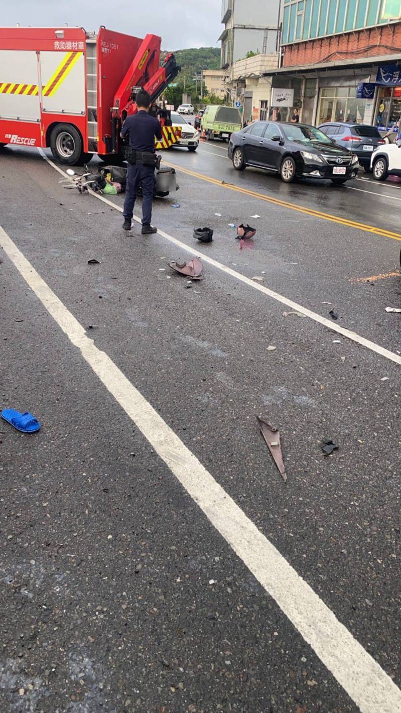 疑天雨路滑汽車失控衝對向撞3汽機車，一名女騎士OHCA，搶救中。記者游明煌／翻攝