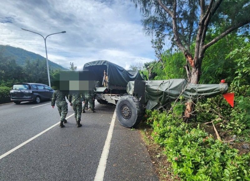 陸軍八軍團43砲指部中型戰術輪車昨日自撞路樹釀禍,沒想到今日又有軍車與機車擦撞。圖為昨日車禍。圖/警方提供 陸軍八軍團43砲指部中型戰術輪車昨日自撞路樹釀禍,沒想到今日又有軍車與機車擦撞。圖為昨日車禍。圖/警方提供