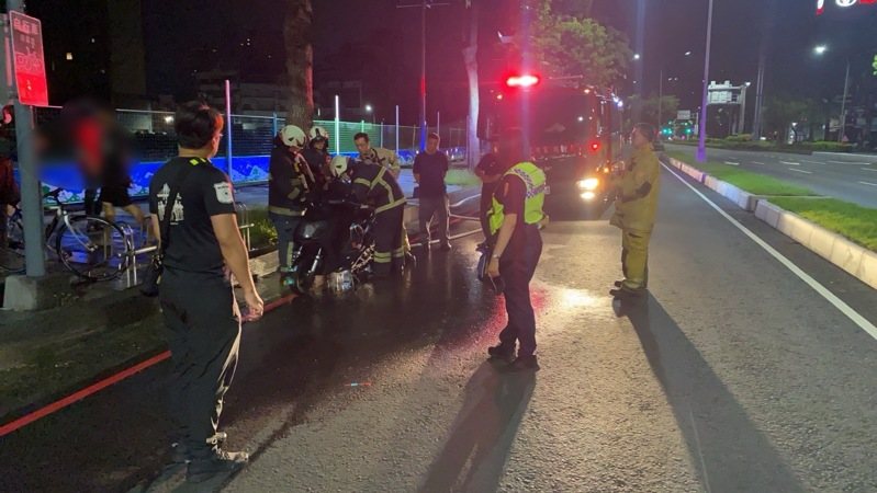 高雄市16歲陳姓少年今凌晨騎電動自行車行經三民區大順二路與民族一路時，車突然自燃冒煙起火，消防員協助撲滅火勢。記者石秀華／翻攝