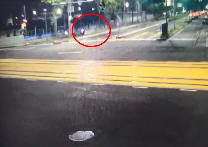 高雄市16歲陳姓少年今凌晨騎電動自行車行經三民區大順二路與民族一路時，車突然自燃冒煙起火（紅圈處），消防員協助撲滅火勢。記者石秀華／翻攝