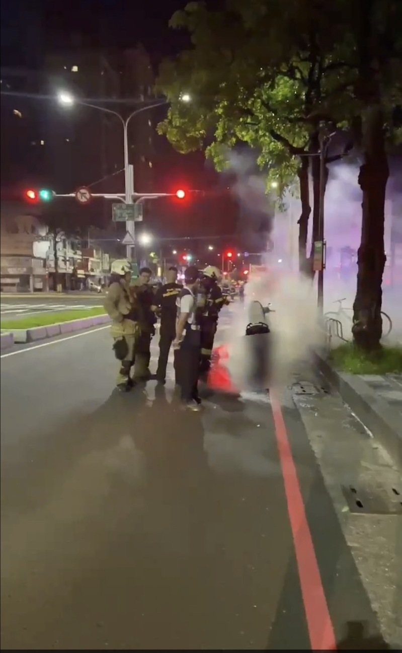 高雄市16歲陳姓少年今凌晨騎電動自行車行經三民區大順二路與民族一路時，車突然自燃冒煙起火，消防員協助撲滅火勢。記者石秀華／翻攝
