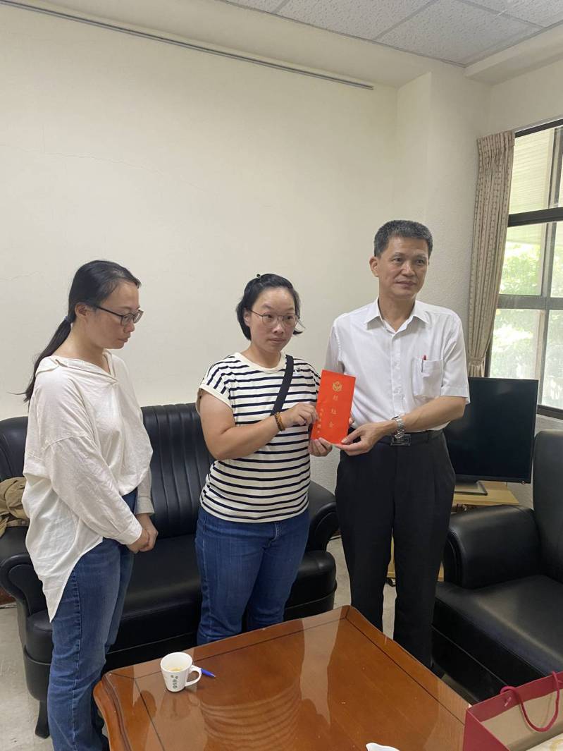 雙警殉職兩周年前夕，台南市警局長林國清昨上午慰問兩員警遺眷，並在第二分局分局長劉怡宗陪同下致送慰問金。圖／讀者提供