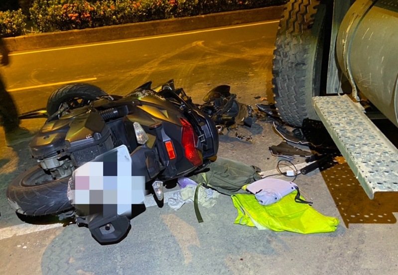 陸軍43砲指部又發生車禍,33歲林姓上兵駕駛軍用大貨車,車上共15人,重砲射擊陣地行駛至台26線右轉往南續行,與騎機車直行82歲李姓老翁發生車禍。圖/警方提供 陸軍43砲指部又發生車禍,33歲林姓上兵駕駛軍用大貨車,車上共15人,重砲射擊陣地行駛至台26線右轉往南續行,與騎機車直行82歲李姓老翁發生車禍。圖/警方提供