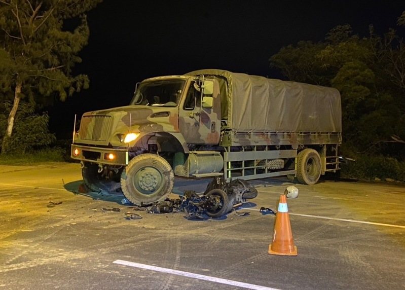 陸軍43砲指部又發生車禍,33歲林姓上兵駕駛軍用大貨車,車上共15人,重砲射擊陣地行駛至台26線右轉往南續行,與騎機車直行82歲李姓老翁發生車禍。圖/警方提供 陸軍43砲指部又發生車禍,33歲林姓上兵駕駛軍用大貨車,車上共15人,重砲射擊陣地行駛至台26線右轉往南續行,與騎機車直行82歲李姓老翁發生車禍。圖/警方提供