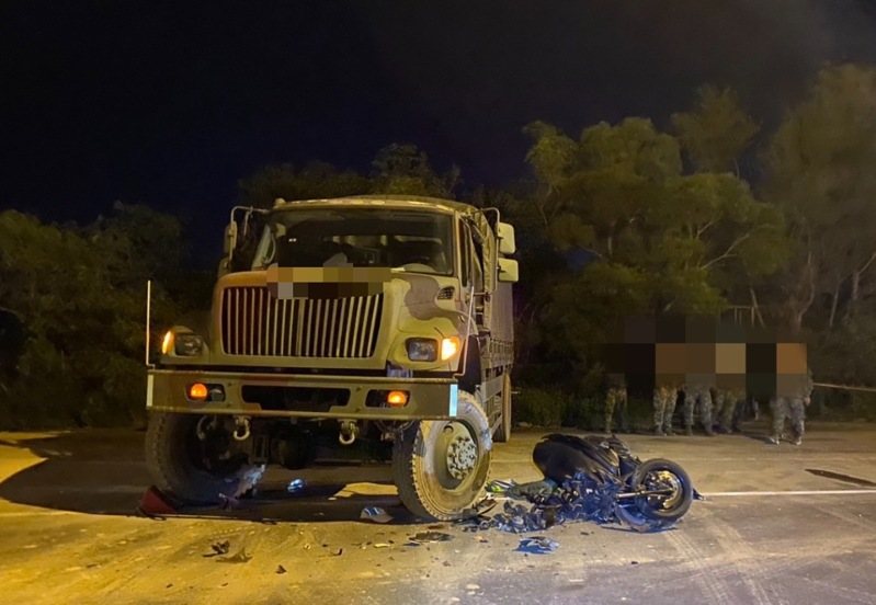 陸軍43砲指部又發生車禍,33歲林姓上兵駕駛軍用大貨車,車上共15人,重砲射擊陣地行駛至台26線右轉往南續行,與騎機車直行82歲李姓老翁發生車禍。圖/警方提供 陸軍43砲指部又發生車禍,33歲林姓上兵駕駛軍用大貨車,車上共15人,重砲射擊陣地行駛至台26線右轉往南續行,與騎機車直行82歲李姓老翁發生車禍。圖/警方提供
