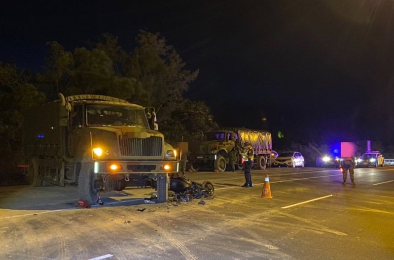 陸軍43砲指部又發生車禍,33歲林姓上兵駕駛軍用大貨車,車上共15人,重砲射擊陣地行駛至台26線右轉往南續行,與騎機車直行82歲李姓老翁發生車禍。圖/警方提供 陸軍43砲指部又發生車禍,33歲林姓上兵駕駛軍用大貨車,車上共15人,重砲射擊陣地行駛至台26線右轉往南續行,與騎機車直行82歲李姓老翁發生車禍。圖/警方提供