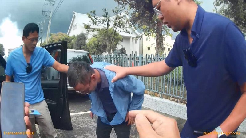 台中市大甲警分局員警逮捕詐團車手,他和被害人要面交時被逮。圖/警方提供 台中市大甲警分局員警逮捕詐團車手,他和被害人要面交時被逮。圖/警方提供