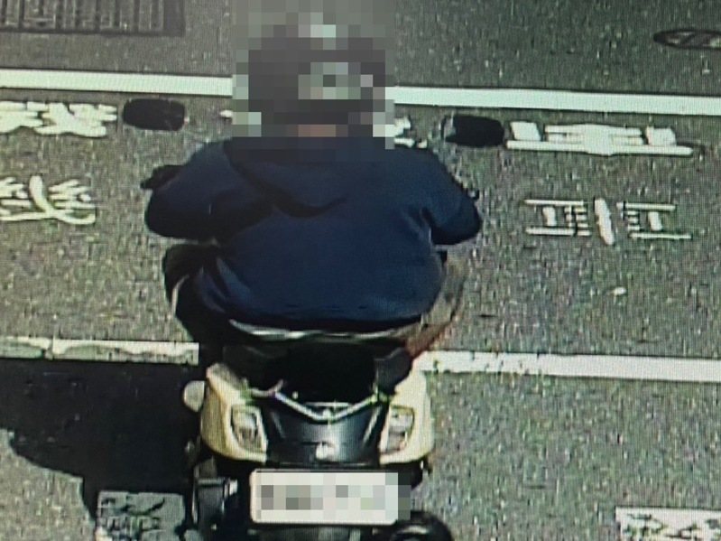印尼籍男移工18日騎機車在中西區西門路與民族路口與羅姓男子騎乘機車擦撞，致羅與後座友人擦挫傷及車損，但移工未留在現場處理，逕自離去。圖／讀者提供