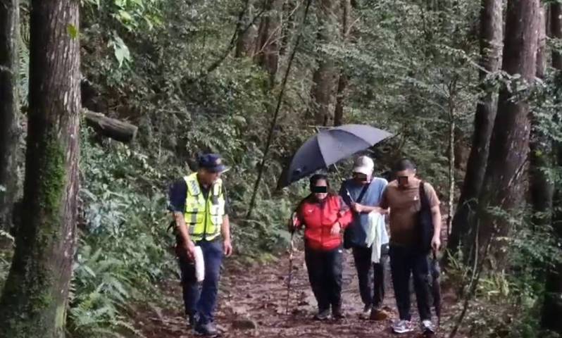 台中市和平區橫嶺山昨天發生登山客迷路事件,2男4女要挑戰笛吹山的極限路線時,因不熟悉地形且體力不支,陷入困境,和平警方救援。圖/警方提供 台中市和平區橫嶺山昨天發生登山客迷路事件,2男4女要挑戰笛吹山的極限路線時,因不熟悉地形且體力不支,陷入困境,和平警方救援。圖/警方提供