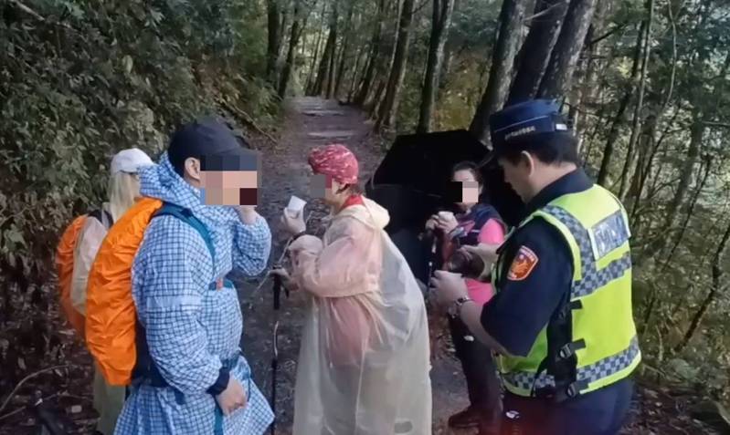 台中市和平區橫嶺山昨天發生登山客迷路事件,2男4女要挑戰笛吹山的極限路線時,因不熟悉地形且體力不支,陷入困境,和平警方救援。圖/警方提供 台中市和平區橫嶺山昨天發生登山客迷路事件,2男4女要挑戰笛吹山的極限路線時,因不熟悉地形且體力不支,陷入困境,和平警方救援。圖/警方提供