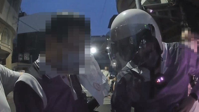 在高雄經營早餐店的謝姓女子砸45萬投資股票,後上網查看新聞發現是詐騙集團設下的陷阱,最後一刻收手與警方合作,計逮謝姓車手。記者石秀華/翻攝 在高雄經營早餐店的謝姓女子砸45萬投資股票,後上網查看新聞發現是詐騙集團設下的陷阱,最後一刻收手與警方合作,計逮謝姓車手。記者石秀華/翻攝