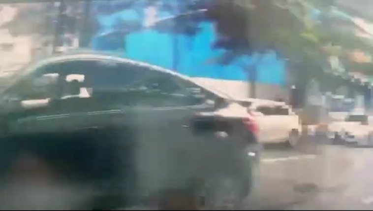 何男酒後駕車卻不勝酒力,醉倒在新北市林口區馬路上,遭警方上銬逮捕送辦。記者曾伯愷/翻攝 何男酒後駕車卻不勝酒力,醉倒在新北市林口區馬路上,遭警方上銬逮捕送辦。記者曾伯愷/翻攝