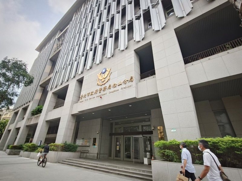 趙姓市民闖紅燈過馬路,台北市警松山分局員警將趙攔下,趙要求看違規的影像證據,警民爭辯。圖/聯合報系資料照片 趙姓市民闖紅燈過馬路,台北市警松山分局員警將趙攔下,趙要求看違規的影像證據,警民爭辯。圖/聯合報系資料照片