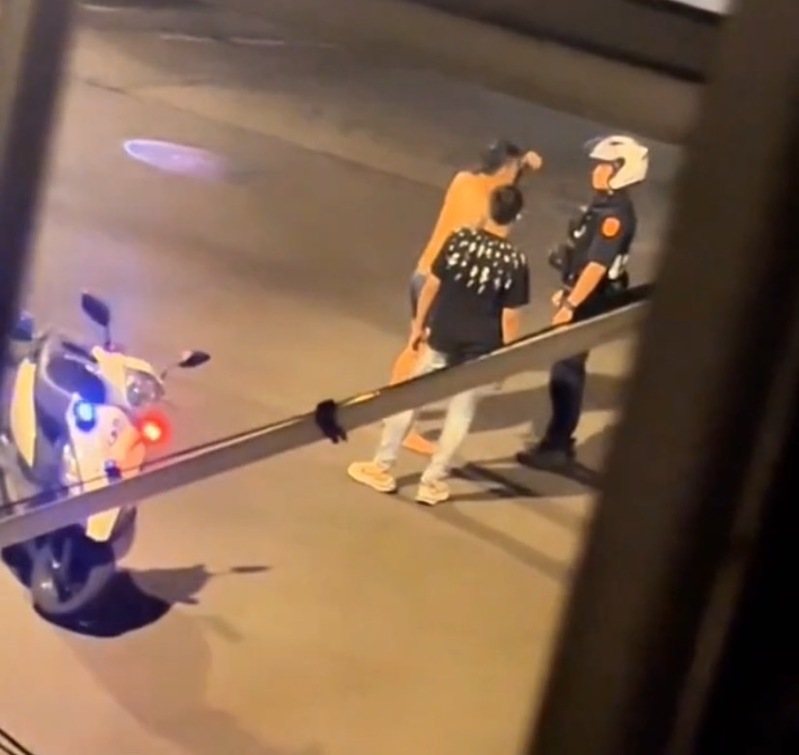 桃園中壢慈惠三街日前深夜1名無照騎乘機車的楊姓男子遭警方攔查，怎料後座32歲楊姓男子酒後情緒激動，對員警咆哮並脫去上衣，最後遭警方將其保護管束。圖／翻攝自社會事新聞影音
