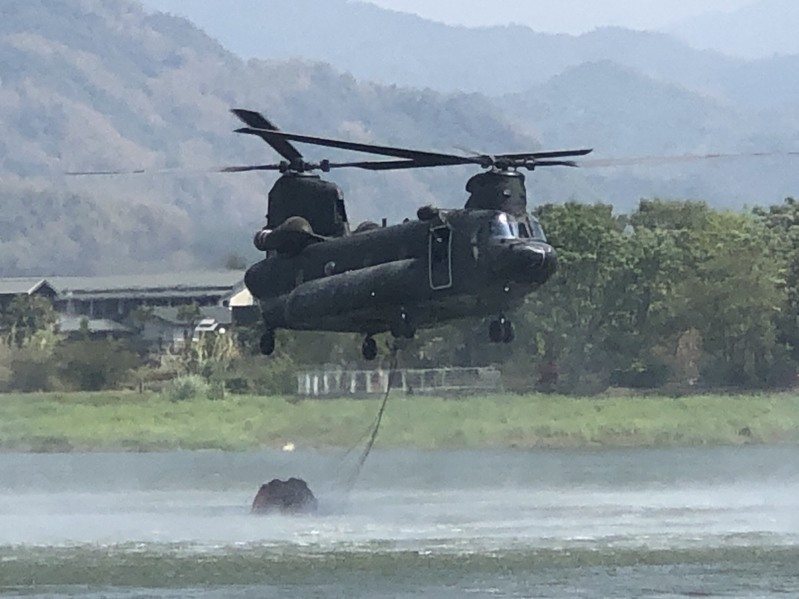 退役軍人謝秉成教唆陸軍航特部601旅中校謝孟書駕駛「CH-47契努克」軍用直升機叛逃至中國大陸,並交付賄賂謝55萬6000元及泰銖4萬元。示意圖。本報記者/翻攝 退役軍人謝秉成教唆陸軍航特部601旅中校謝孟書駕駛「CH-47契努克」軍用直升機叛逃至中國大陸,並交付賄賂謝55萬6000元及泰銖4萬元。示意圖。本報記者/翻攝