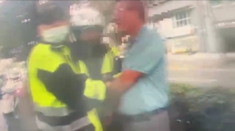 何男酒後駕車卻不勝酒力,醉倒在新北市林口區馬路上,遭警方上銬逮捕送辦。記者曾伯愷/翻攝 何男酒後駕車卻不勝酒力,醉倒在新北市林口區馬路上,遭警方上銬逮捕送辦。記者曾伯愷/翻攝