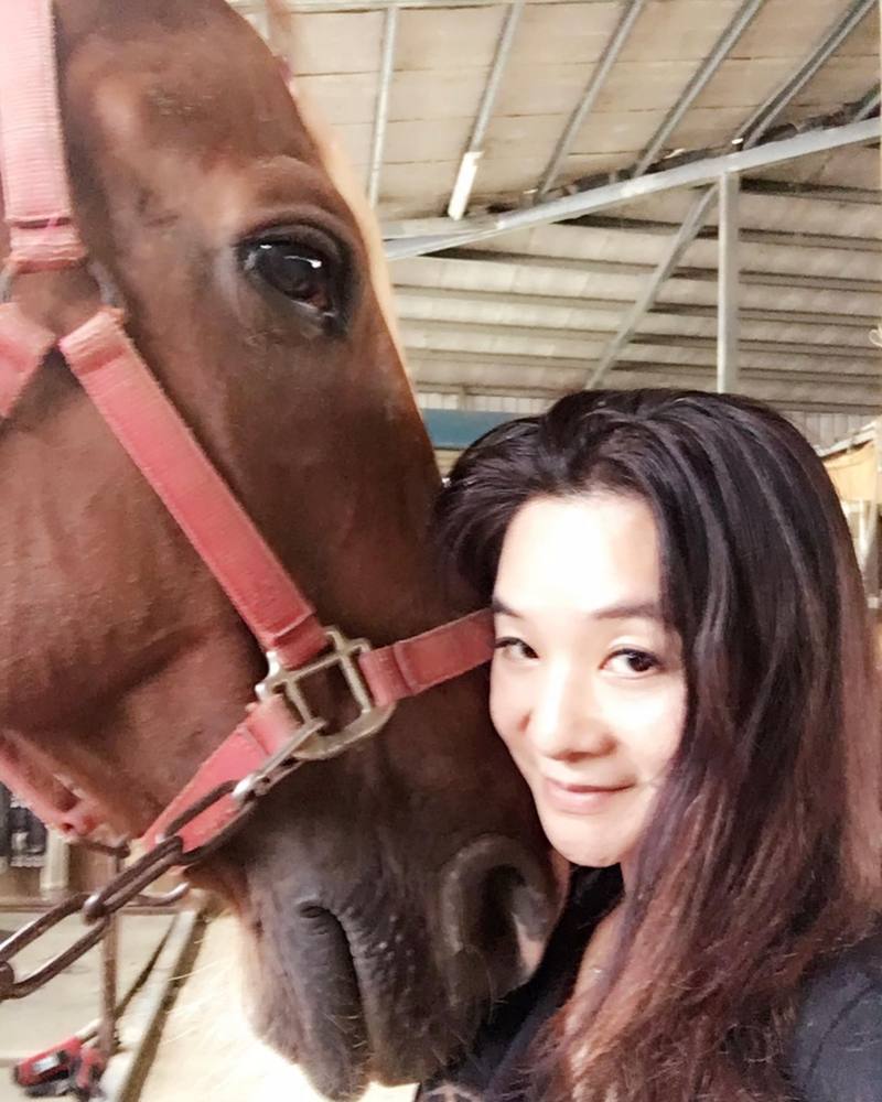 現任台北市議員應曉薇去年曾與前愛馬「王子」合照。圖/截取自應曉薇臉書 現任台北市議員應曉薇去年曾與前愛馬「王子」合照。圖/截取自應曉薇臉書