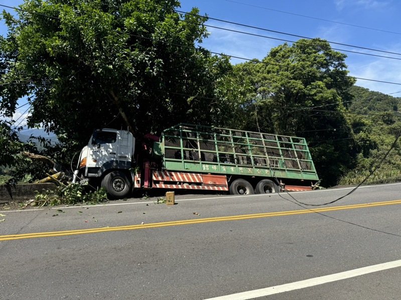 羅姓男子今天駕駛大貨車從新北市經北宜公路往宜蘭方向,行經坪林區時,疑閃避1輛超車的機車,不慎自撞路邊護欄,還撞斷電線桿,側翻卡在路邊水溝。記者王長鼎/翻攝 羅姓男子今天駕駛大貨車從新北市經北宜公路往宜蘭方向,行經坪林區時,疑閃避1輛超車的機車,不慎自撞路邊護欄,還撞斷電線桿,側翻卡在路邊水溝。記者王長鼎/翻攝