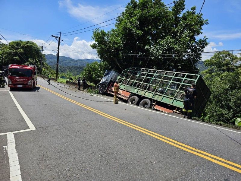 羅姓男子今天駕駛大貨車從新北市經北宜公路往宜蘭方向,行經坪林區時,疑閃避1輛超車的機車,不慎自撞路邊護欄,還撞斷電線桿,側翻卡在路邊水溝。記者王長鼎/翻攝 羅姓男子今天駕駛大貨車從新北市經北宜公路往宜蘭方向,行經坪林區時,疑閃避1輛超車的機車,不慎自撞路邊護欄,還撞斷電線桿,側翻卡在路邊水溝。記者王長鼎/翻攝