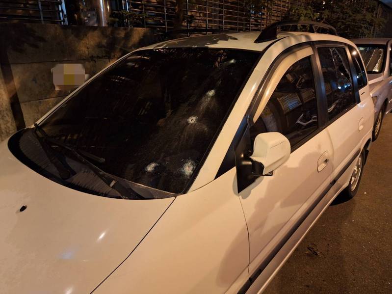 昨晚停放在龍井區新興路巷內的轎車，慘遭鐵撬狂砸受損。圖／民眾提供