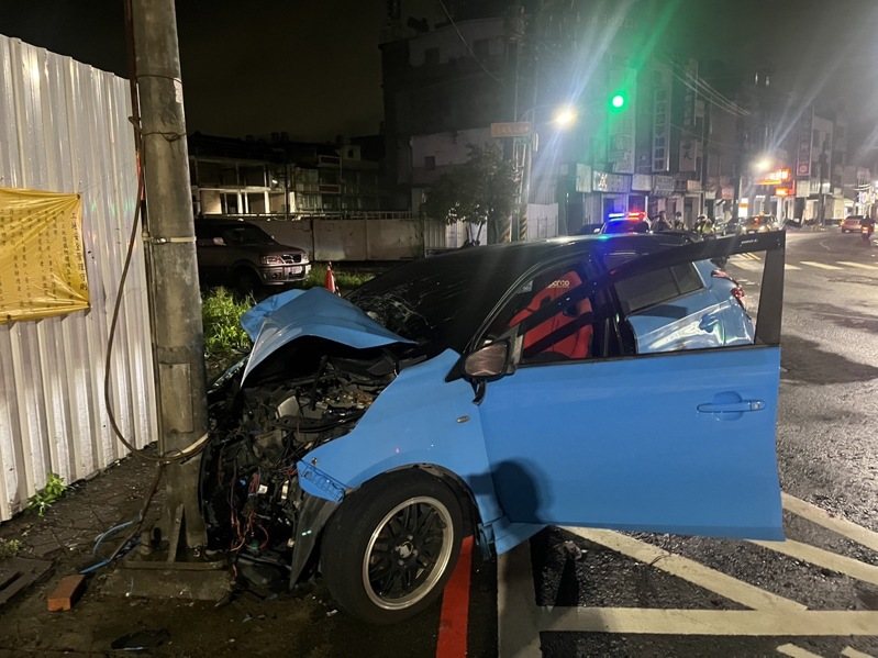 蔡姓男子涉嫌酒駕肇事,轎車撞機車後,撞擊電桿才停下,國民法官依酒駕致死判7年5月。記者林保光/翻攝 蔡姓男子涉嫌酒駕肇事,轎車撞機車後,撞擊電桿才停下,國民法官依酒駕致死判7年5月。記者林保光/翻攝