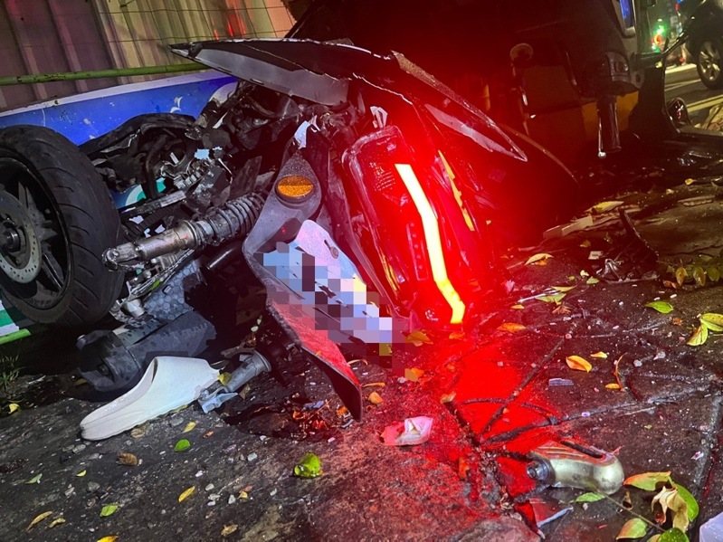 陳姓男子騎機車載周姓女友,機車被撞毀。記者林保光/翻攝 陳姓男子騎機車載周姓女友,機車被撞毀。記者林保光/翻攝