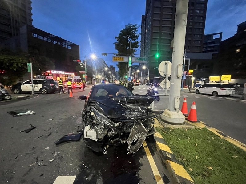 蘆洲區三民路、保和街口,3日才發生左轉機車與對向休旅車對撞事故,造成18歲騎士命危送醫至今昏迷。相同地點、相同模式,今天凌晨又發生轎車對撞貨車。記者林昭彰/翻攝 蘆洲區三民路、保和街口,3日才發生左轉機車與對向休旅車對撞事故,造成18歲騎士命危送醫至今昏迷。相同地點、相同模式,今天凌晨又發生轎車對撞貨車。記者林昭彰/翻攝
