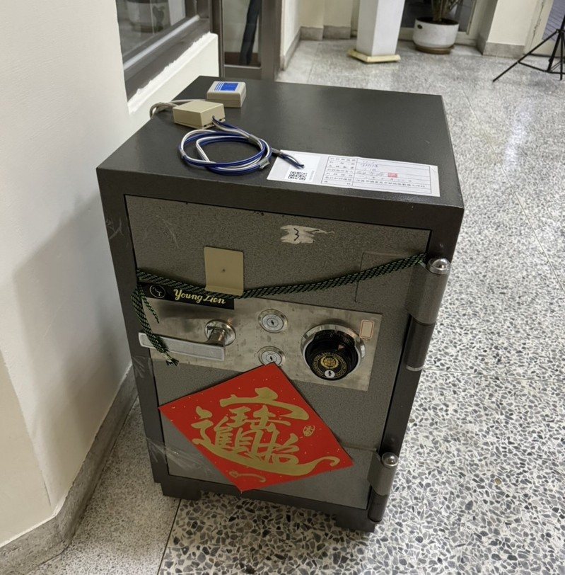 彰化地檢署指揮搜索彰化縣竹塘鄉、雲林縣二崙鄉合計48處，查出保險箱及箱雨人放置來源不明的百萬現金。圖／彰化地檢署提供