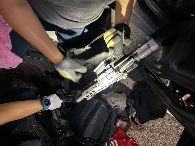 警方在權利車內，查獲槍械。記者林保光／翻攝