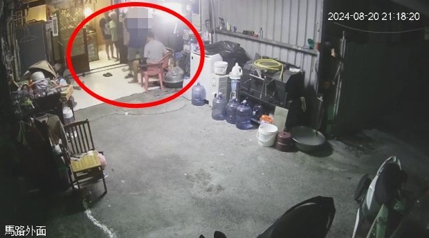 張姓男子前晚酒後走在高雄市河堤路三段路中央，鄭姓男子開車搭載蔡姓女友返家，佯裝載張返家，趁張倒臥椅子不醒時，偷走項鍊（如圖），變賣11萬元。記者石秀華／翻攝