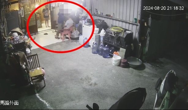 張姓男子前晚酒後走在高雄市河堤路三段路中央，鄭姓男子開車搭載蔡姓女友返家，佯裝載張返家，趁張倒臥椅子不醒時，偷走項鍊（如圖），變賣11萬元。記者石秀華／翻攝