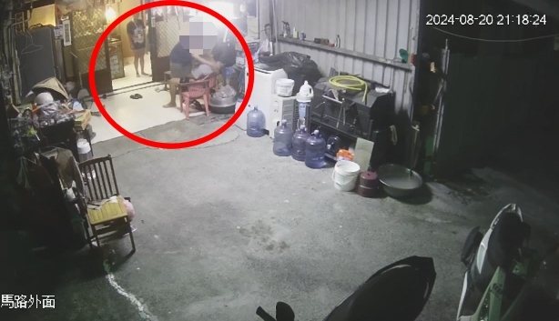 張姓男子前晚酒後走在高雄市河堤路三段路中央，鄭姓男子開車搭載蔡姓女友返家，佯裝載張返家，趁張倒臥椅子不醒時，偷走項鍊（如圖），變賣11萬元。記者石秀華／翻攝