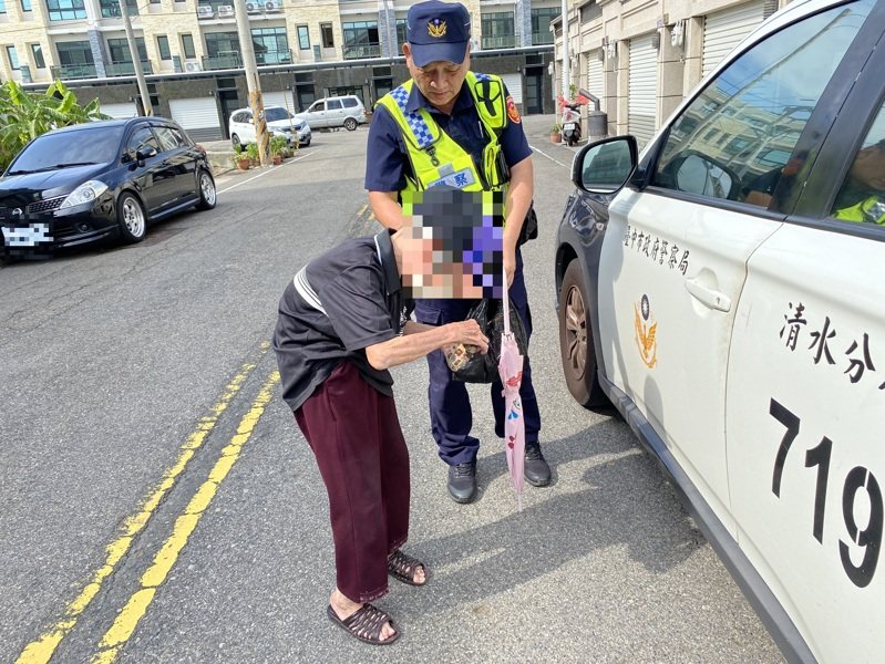 台中一名80歲婦人迷路走了10公里,清水警分局員警送她回家。圖/警方提供 台中一名80歲婦人迷路走了10公里,清水警分局員警送她回家。圖/警方提供