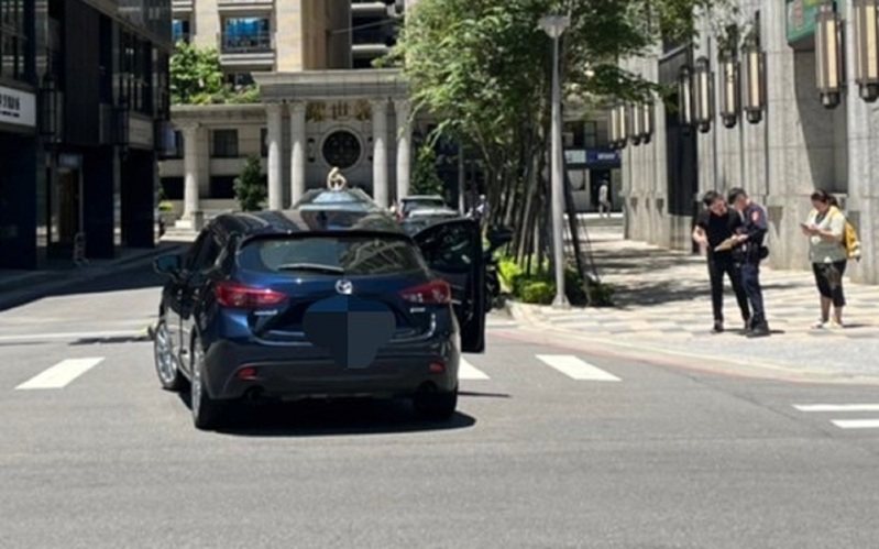 新北市林口區文化三路191巷口今天上午發生兩車碰撞，疑是左轉車未禮讓釀禍。記者曾伯愷／翻攝