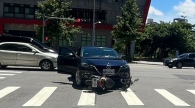 新北市林口區文化三路191巷口今天上午發生兩車碰撞，疑是左轉車未禮讓釀禍。記者曾伯愷／翻攝