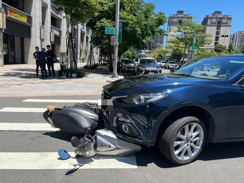 新北市林口區文化三路191巷口今天上午發生兩車碰撞，疑是左轉車未禮讓釀禍。記者曾伯愷／翻攝