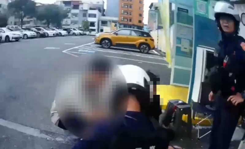 警方逮捕去停車場開權利車的男子，追查幕後擁槍者。記者林保光／翻攝