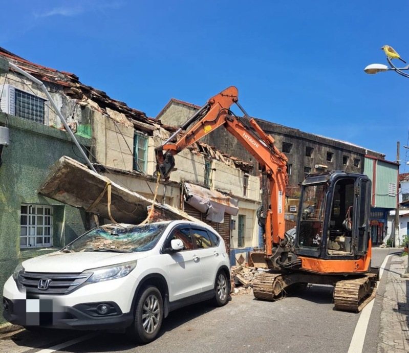 屏東縣枋山鄉善餘村一處約6、70年老屋兩層樓建築,21日晚間9點42分,房屋的屋簷突然倒塌,大量紅磚等物件當場砸到停在下方兩輛汽車,兩車輛遭砸毀,幸無人受傷。圖/警方提供 屏東縣枋山鄉善餘村一處約6、70年老屋兩層樓建築,21日晚間9點42分,房屋的屋簷突然倒塌,大量紅磚等物件當場砸到停在下方兩輛汽車,兩車輛遭砸毀,幸無人受傷。圖/警方提供