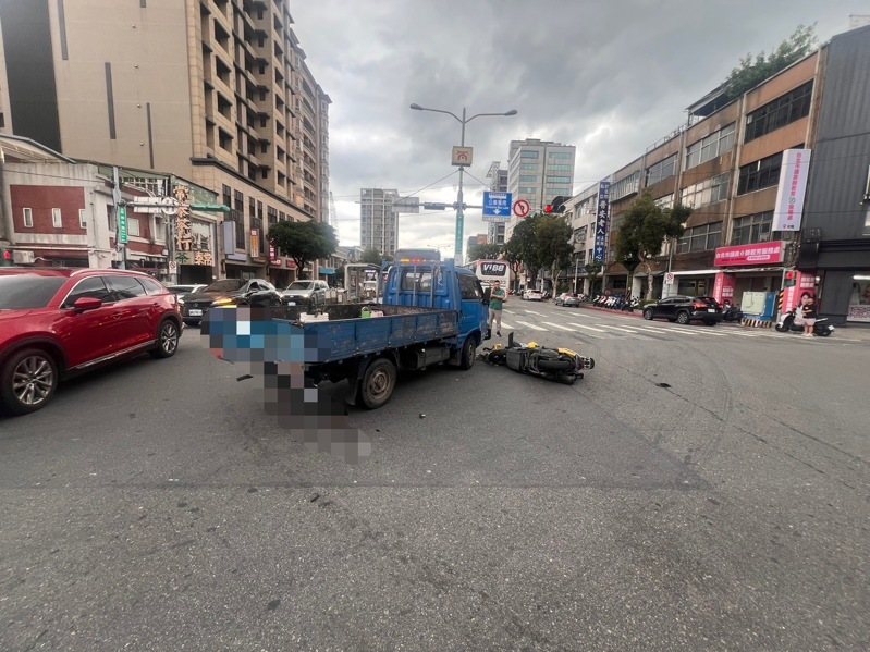 洪姓男子昨午3時許駕駛貨車沿台北市民族西路往東行，左轉重慶北路時，碰撞對向直行的機車騎士郭姓女子。記者李隆揆／翻攝