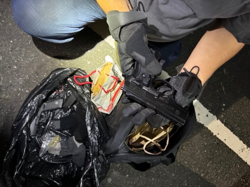 警方在權利車內，查獲槍械。記者林保光／翻攝