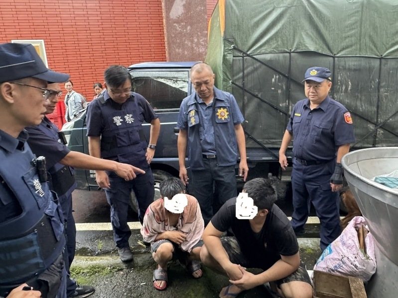 嘉義縣2名男子欲偷廟宇白鐵欄杆,因貨車陷入泥濘改開廂型車折返,被活逮還查獲非法持有安非他命。圖/警方提供 嘉義縣2名男子欲偷廟宇白鐵欄杆,因貨車陷入泥濘改開廂型車折返,被活逮還查獲非法持有安非他命。圖/警方提供