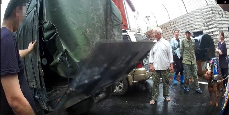 嘉義縣2名男子欲偷廟宇白鐵欄杆,因貨車陷入泥濘改開廂型車折返,被活逮還查獲非法持有安非他命。圖/警方提供 嘉義縣2名男子欲偷廟宇白鐵欄杆,因貨車陷入泥濘改開廂型車折返,被活逮還查獲非法持有安非他命。圖/警方提供