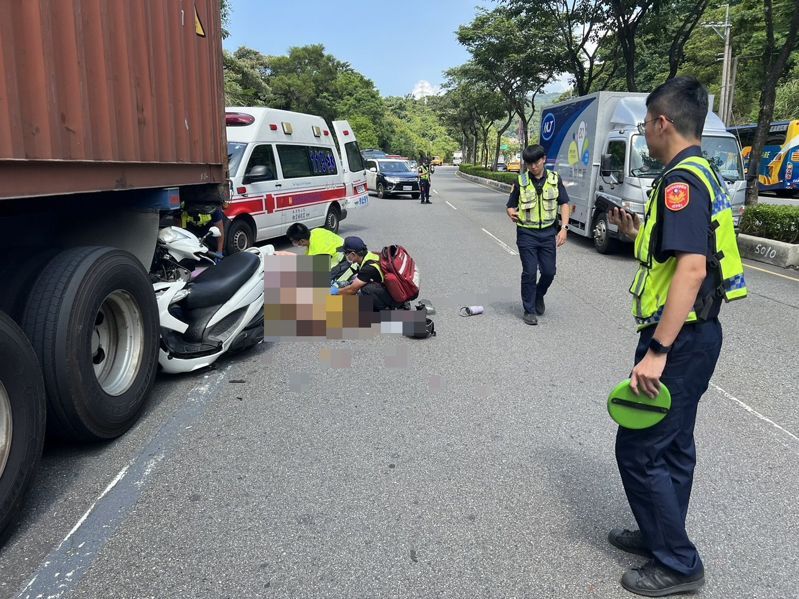 汐止警方到場採證釐清車禍肇責歸屬。記者黃子騰/翻攝 汐止警方到場採證釐清車禍肇責歸屬。記者黃子騰/翻攝