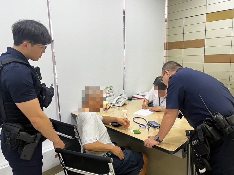 曾是大陸台商81歲廖姓老人(左二)被誘投資股票先被騙900萬元,再 匯2000萬幸警方行員阻詐保住。圖/警方提供 曾是大陸台商81歲廖姓老人(左二)被誘投資股票先被騙900萬元,再 匯2000萬幸警方行員阻詐保住。圖/警方提供
