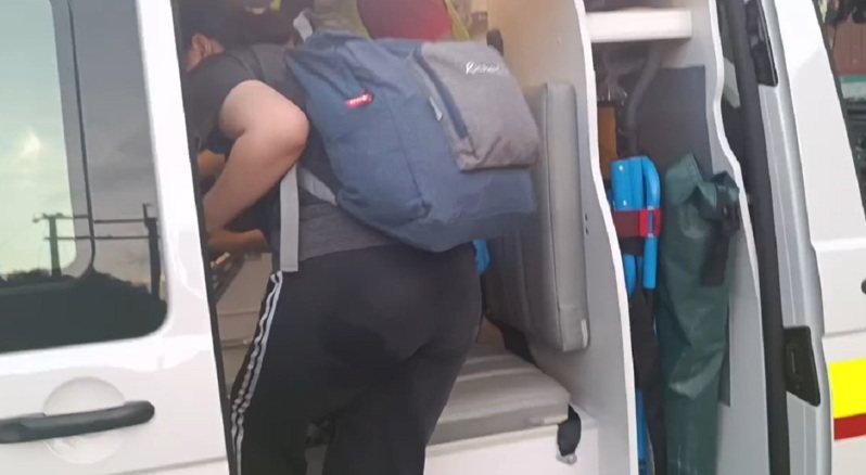 2名遭蜂螫傷者由救護車送往大武衛生所，意識清楚，生命跡象穩定。圖／民眾提供